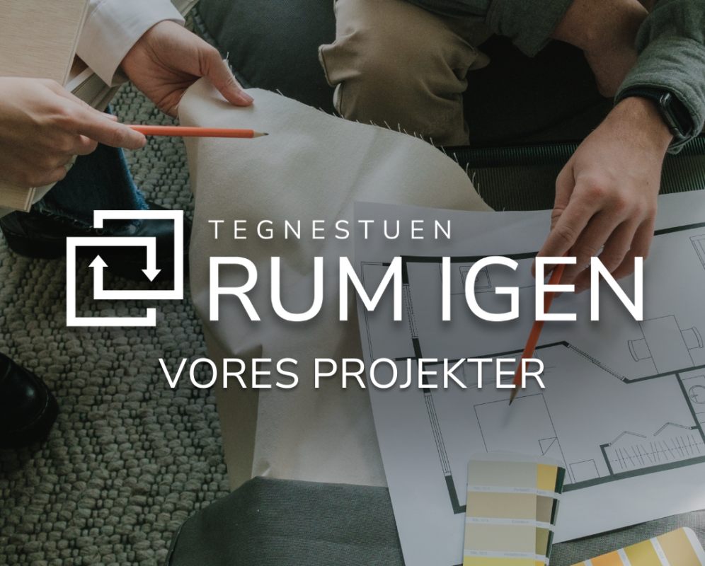 To personer arbejder på en plantegning med Rum Igen's logo over. Billedet repræsenterer vores engagement i bæredygtige indretningsprojekter.